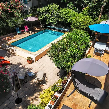 Rougetomette 4* Nîmes